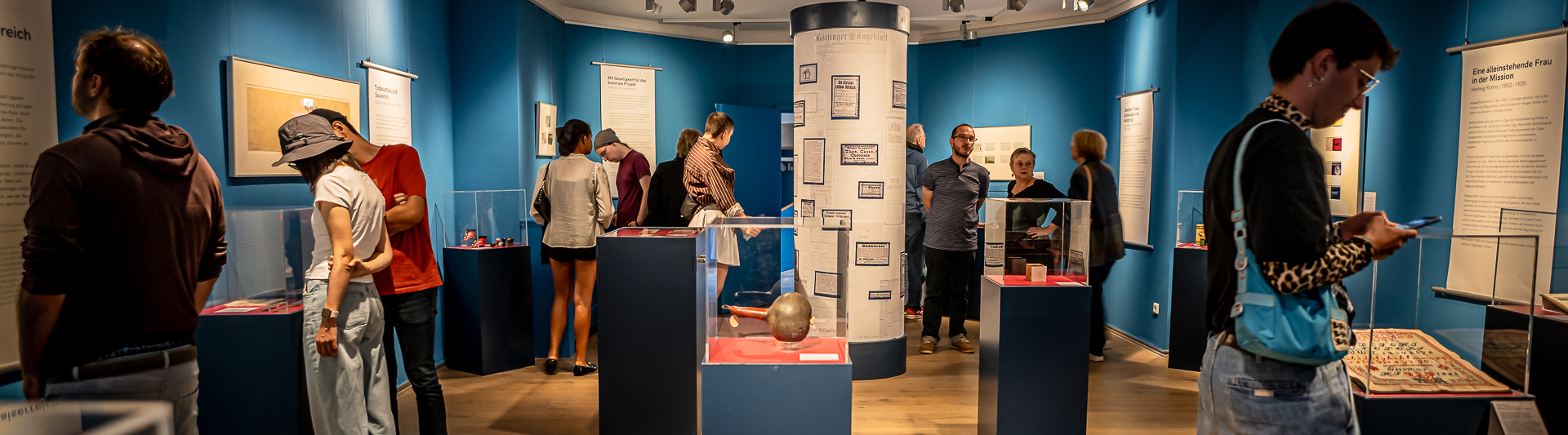 Ausstellung "Göttingen kolonial" - Blick in den Ausstellungsraum mit zahlreichen Personen vor den Vitrinen&nbsp;&copy;&nbsp;Städtisches Museum / Katrin Raabe