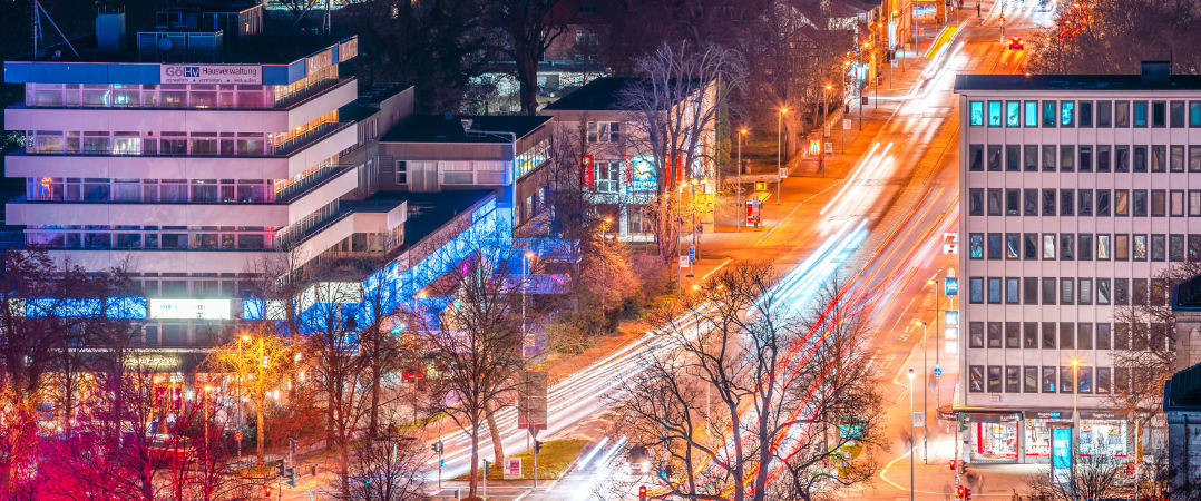 nächtliche Straßenkreuzung mit Streiflichtern vom Verkehr