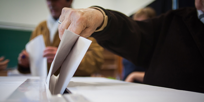 Politische Teilhabe Politische Teilhabe - ein Hand wirft einen Zettel in eine Wahlurne © bizoo_n, stock.adobe.com