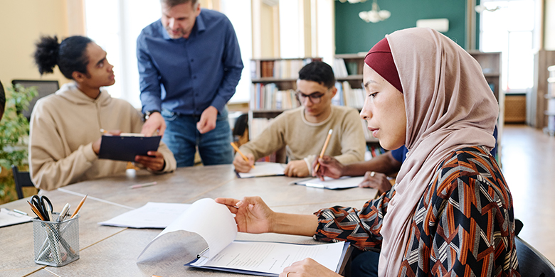 Sprache und Bildung - mehrere Menschen an und um einen Arbeitstisch herum&nbsp;&copy;&nbsp;pressmaster, stock.adobe.com