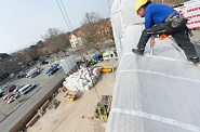 01.04.2021: Kranarbeiten für Fahrstuhlschacht