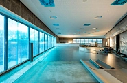 02.02.2023: Blick ins Galeriegeschoss, wo der Linoleumboden verlegt wird.
