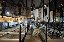 02.02.2023: Blick vom Parkett in den Saal, wo die vier Lichtdeckensegel am Boden zusammengebaut werden.