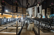 02.02.2023: Blick vom Parkett in den Saal, wo die vier Lichtdeckensegel am Boden zusammengebaut werden.