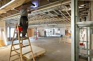 02.02.2023: Verkleidung der Decke im Erdgeschossfoyer
