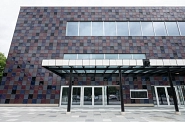 03.08.2023: Vordach auf der Westseite mit weißen Kacheln
