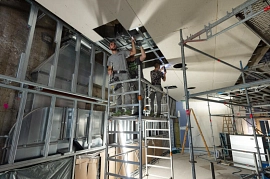 03.11.2022: Arbeit an der neuen Deckenverkleidung im Saal unter dem Rang