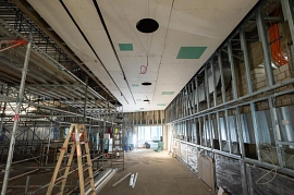 03.11.2022: Blick zur neuen Deckenverkleidung im Saal unter dem Rang