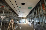 03.11.2022: Blick zur neuen Deckenverkleidung im Saal unter dem Rang