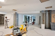 04.05.2023: im Foyer im Erdgeschiss wird der Putz abgeschliffen und gestrichen