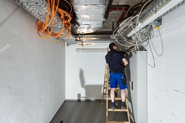 04.08.2022: Im Erdgeschoss wird in einem Raum die Stromunterverteilung für den Nordbereich montiert