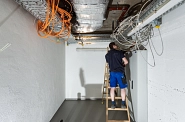 04.08.2022: Im Erdgeschoss wird in einem Raum die Stromunterverteilung für den Nordbereich montiert