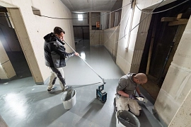 06.05.2021: finaler Betonanstrich in Kellerräumen
