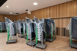 06.07.2023: Stapel neuer Stühle im Saal