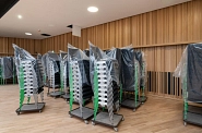 06.07.2023: Stapel neuer Stühle im Saal