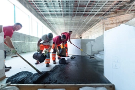 06.10.2022: Asphaltestrich wird aufgebracht