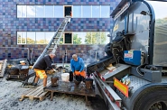 06.10.2022: Gussasphalt wird in Eimer abgefüllt und per Transportband ins Gebäude hochgefahren