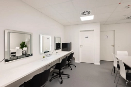 07.12.2023: Blick in eine Künstlergarderobe