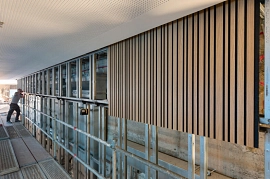 08.12.2022: Verkleidung der äußeren Saalrückwand mit Holzpaneelen