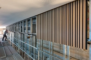 08.12.2022: Verkleidung der äußeren Saalrückwand mit Holzpaneelen
