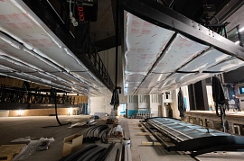09.03.2023: nach den Lichtsegeln (oben) wird im Saal vor der Bühne das Schallsegel zusammengebaut (rechts unten)