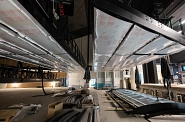 09.03.2023: nach den Lichtsegeln (oben) wird im Saal vor der Bühne das Schallsegel zusammengebaut (rechts unten)