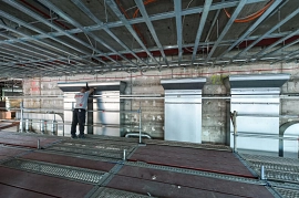 10.11.2022: Installationen auf der Saalrückseite