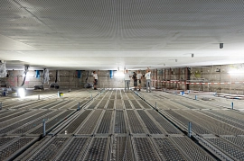 11.08.2022: Arbeiten an der Lochgipsdecke im Saal