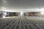 11.08.2022: Arbeiten an der Lochgipsdecke im Saal