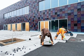 11.11.2021: Neue Steinplatten für die Terrasse