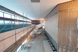 12.01.2023: Blick ins Foyer im Parkettgeschoss mit installierten Rahmen für Sitzbänke