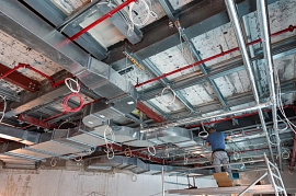 13.10.2022: Klimaschachtinstallation unter der Decke im Galeriegeschoß (Nordseite).