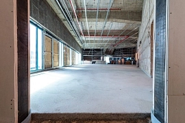 14.04.2022: Blick ins Galeriegeschoss mit neuem Estrich