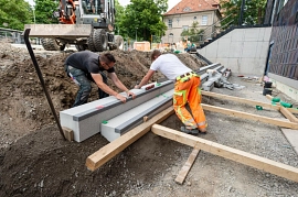 15.06.2023: Auf der Nordseite entsteht eine Treppe.