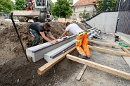 15.06.2023: Auf der Nordseite entsteht eine Treppe.