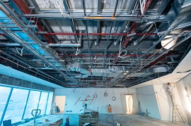 15.12.2022: Arbeiten an der Deckenverkleidung im Galeriegeschoss