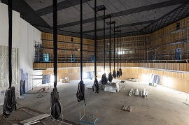15.12.2022: Blick in den Saal. Die herabhängenden Kabel gehören zu den Lichtdecken, die unten zusammengebaut und dann hochgezogen werden.