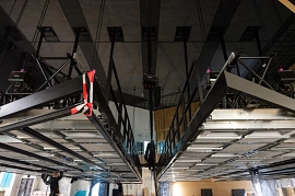 16.02.2023: Arbeiten an den Lichtsegeltraversen, die im Saal in Arbeitshöhe von der Decke hängen