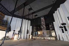 19.01.2023: Blick vom Parkett zur Bühne mit herabhängenden Kabeln für die Lichtdecken