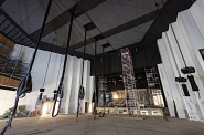 19.01.2023: Blick vom Parkett zur Bühne mit herabhängenden Kabeln für die Lichtdecken