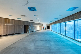 19.01.2023: Im Galeriegeschoss ist der Boden fertig für den Linoleumboden.