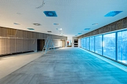 19.01.2023: Im Galeriegeschoss ist der Boden fertig für den Linoleumboden.