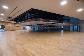 20.04.2023: Blick in den Saal mit verlegtem und gestrichenem Parkett