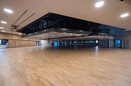 20.04.2023: Blick in den Saal mit verlegtem und gestrichenem Parkett