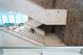 20.04.2023: Treppe auf der Nordseite, wo die Nivelliermasse vor der Verlegung des Linoleumbodens abgeschliffen wird