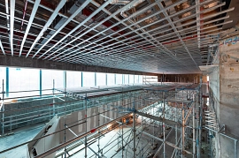 20.10.2022: Blick zu Galerie und Parkettfoyer, wo das Gerüst wieder aufgebaut wird