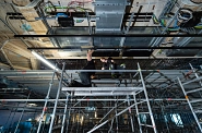 22.09.2022: Installationsarbeiten im Saal unter der Rangdecke.