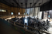 23.02.2023: Blick vom Rang in den Saal, wo die Lichtsegel zusammengebaut werden