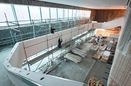 23.02.2023: Blick von der Galerie (Südseite) über die komplett verkleidete Brüstung ins Parkettgeschossfoyer