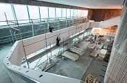 23.02.2023: Blick von der Galerie (Südseite) über die komplett verkleidete Brüstung ins Parkettgeschossfoyer